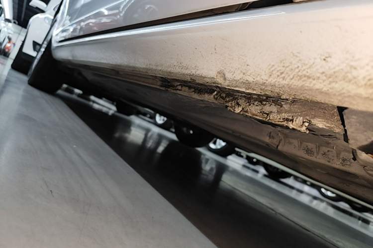 Used Volkswagen Golf 2017 230TSI Automatic Comfort Edition – Celebrating Milestone of One Million Units Right Side Sill