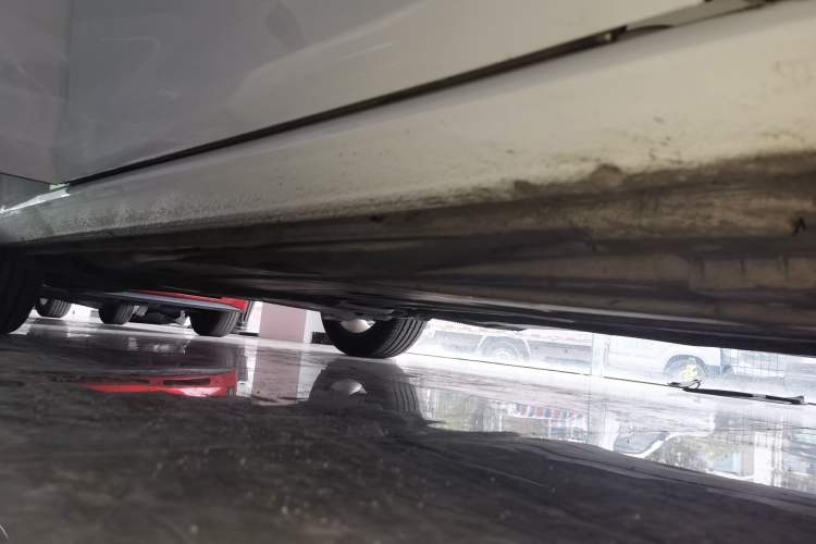 Used Volkswagen Golf 2017 230TSI Automatic Comfort Edition – Celebrating Milestone of One Million Units Right Side Sill