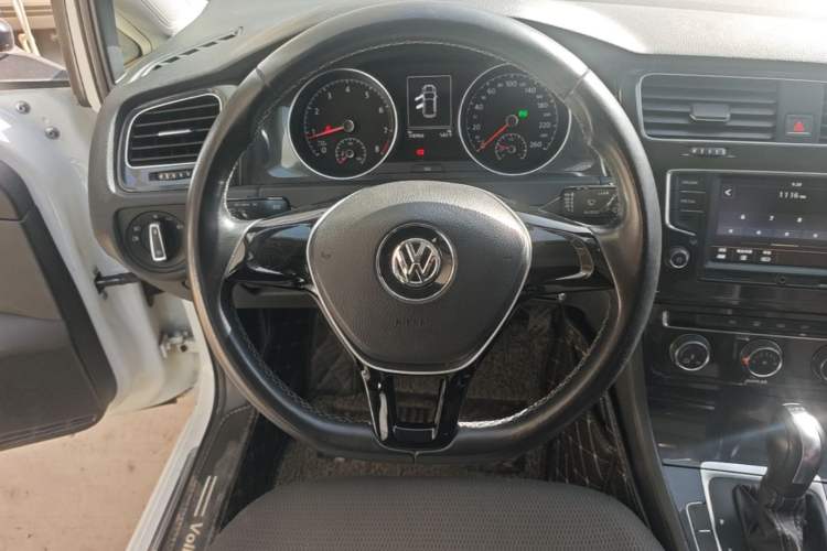 Used Volkswagen Golf 2017 230TSI Automatic Comfort Edition – Celebrating Milestone of One Million Units Steering Wheel