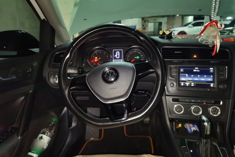Used Volkswagen Golf 2017 230TSI Automatic Comfort Edition – Celebrating Milestone of One Million Units Steering Wheel