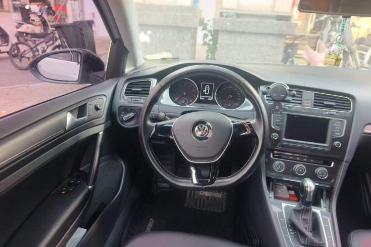 Used Volkswagen Golf 2017 230TSI Automatic Comfort Edition – Celebrating Milestone of One Million Units Steering Wheel