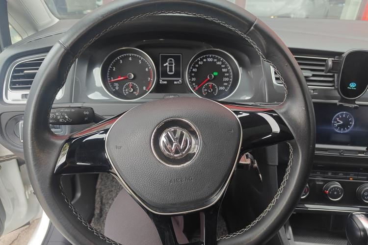 Used Volkswagen Golf 2017 230TSI Automatic Comfort Edition – Celebrating Milestone of One Million Units Steering Wheel