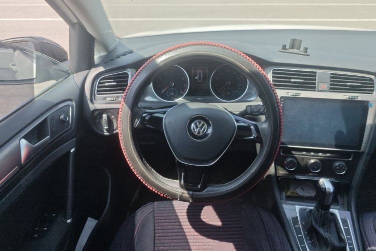 Used Volkswagen Golf 2017 230TSI Automatic Comfort Edition – Celebrating Milestone of One Million Units Steering Wheel