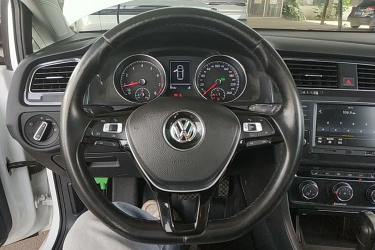 Used Volkswagen Golf 2017 230TSI Automatic Luxury Million-Vehicle Commemorative Edition Steering Wheel