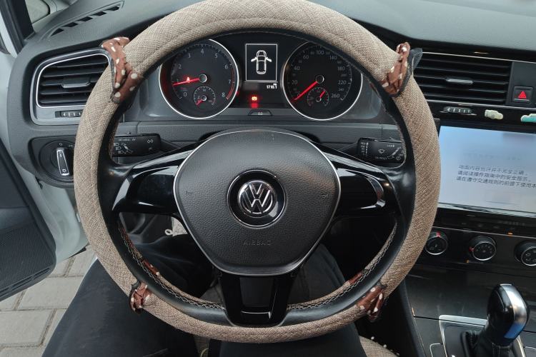 Used Volkswagen Golf 2017 1.6L Automatic Comfort Million-Vehicle Anniversary Edition Steering Wheel
