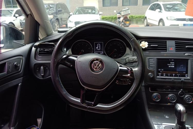 Used Volkswagen Golf 2017 230TSI Automatic Comfort Edition – Celebrating Milestone of One Million Units Steering Wheel