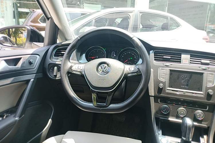 Used Volkswagen Golf 2017 230TSI Automatic Luxury Million-Vehicle Commemorative Edition Steering Wheel