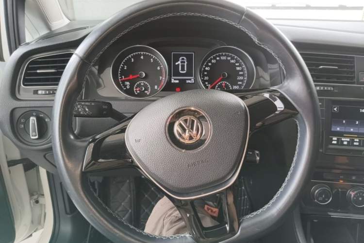 Used Volkswagen Golf 2017 230TSI Automatic Comfort Edition – Celebrating Milestone of One Million Units Steering Wheel