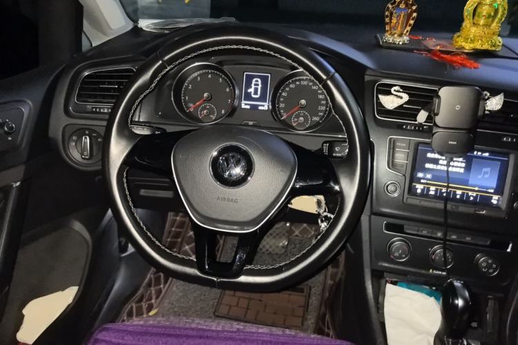 Used Volkswagen Golf 2017 230TSI Automatic Comfort Edition – Celebrating Milestone of One Million Units Steering Wheel