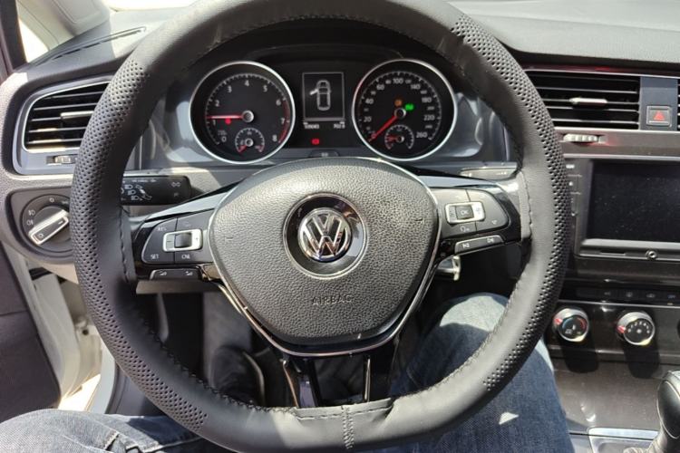 Used Volkswagen Golf 2017 230TSI Automatic Comfort Edition – Celebrating Milestone of One Million Units Steering Wheel