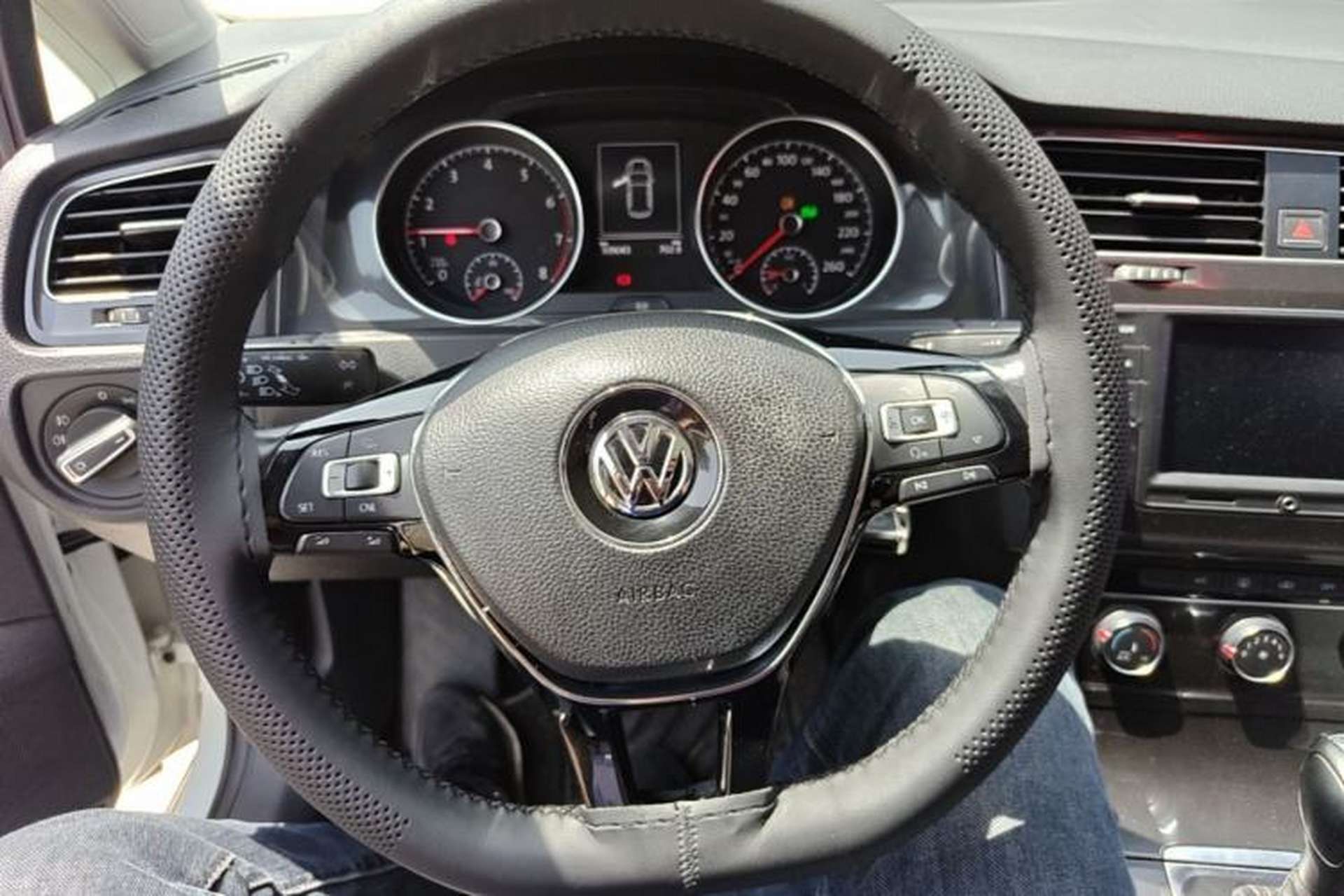 Used Volkswagen Golf 2017 230TSI Automatic Comfort Edition – Celebrating Milestone of One Million Units Steering Wheel