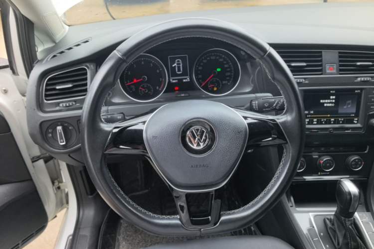 Used Volkswagen Golf 2017 230TSI Automatic Comfort Edition – Celebrating Milestone of One Million Units Steering Wheel