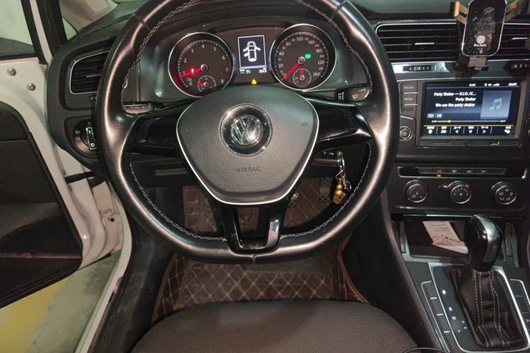 Used Volkswagen Golf 2017 1.6L Automatic Comfort Million-Vehicle Anniversary Edition Steering Wheel