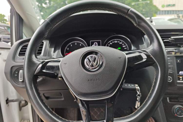 Used Volkswagen Golf 2017 230TSI Automatic Comfort Edition – Celebrating Milestone of One Million Units Steering Wheel