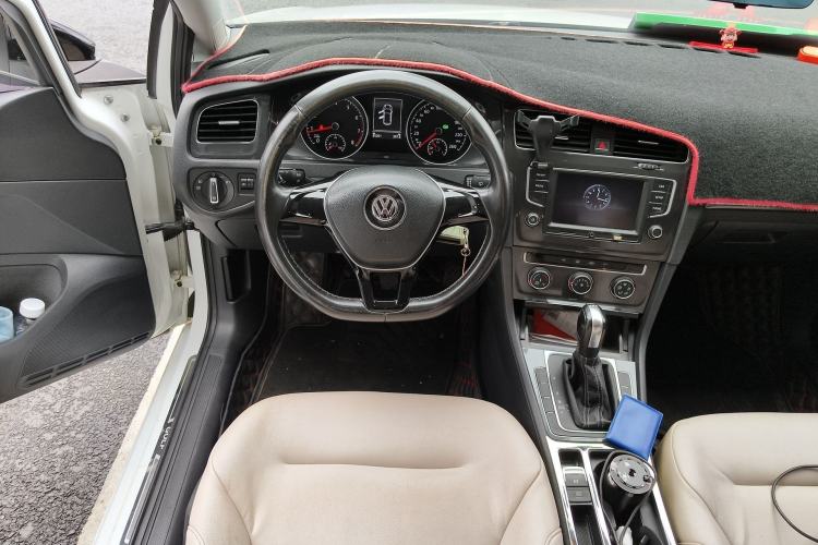 Used Volkswagen Golf 2017 230TSI Automatic Comfort Edition – Celebrating Milestone of One Million Units Steering Wheel