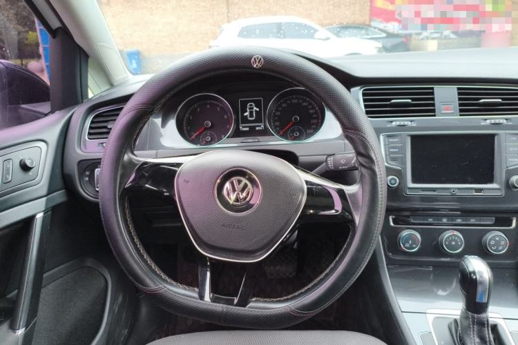 Used Volkswagen Golf 2017 230TSI Automatic Comfort Edition – Celebrating Milestone of One Million Units Steering Wheel