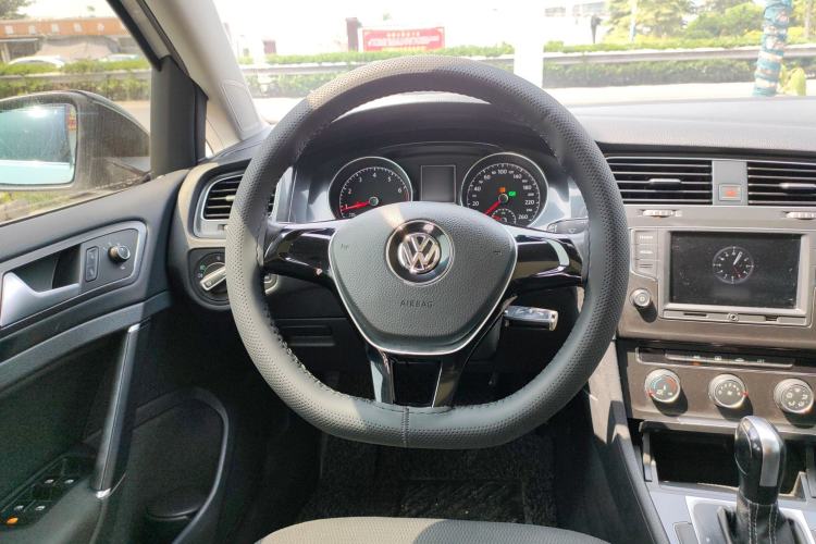 Used Volkswagen Golf 2017 1.6L Automatic Comfort Million-Vehicle Anniversary Edition Steering Wheel
