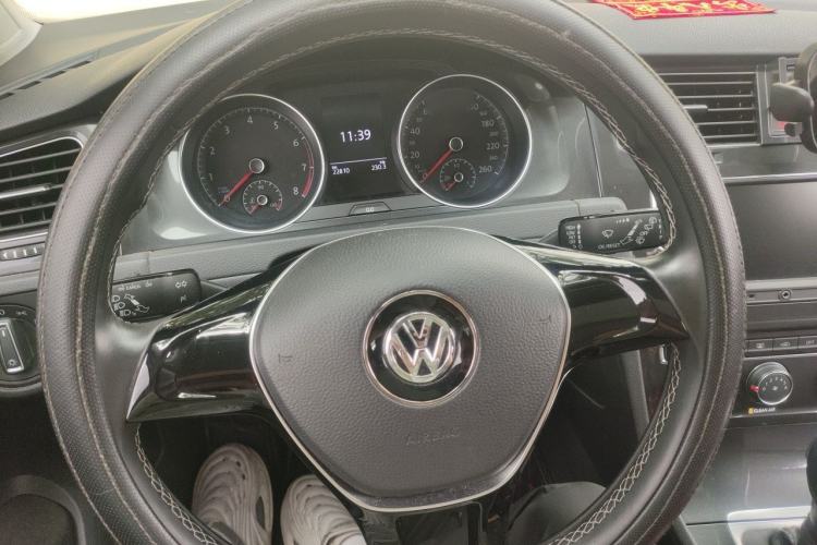 Used Volkswagen Golf 2017 230TSI Automatic Comfort Edition – Celebrating Milestone of One Million Units Steering Wheel