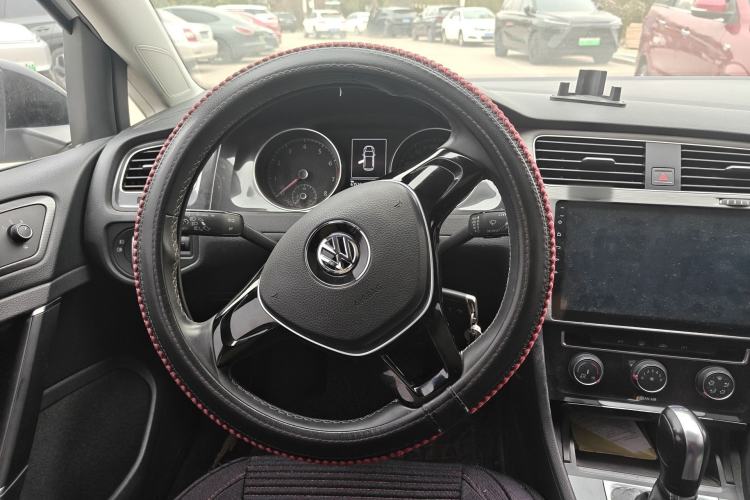 Used Volkswagen Golf 2017 230TSI Automatic Comfort Edition – Celebrating Milestone of One Million Units Steering Wheel