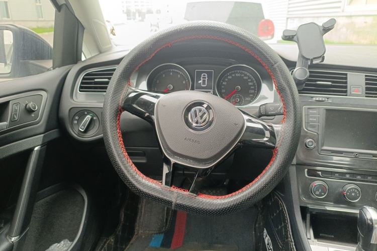 Used Volkswagen Golf 2017 230TSI Automatic Comfort Edition – Celebrating Milestone of One Million Units Steering Wheel