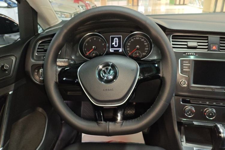 Used Volkswagen Golf 2017 230TSI Automatic Comfort Edition – Celebrating Milestone of One Million Units Steering Wheel
