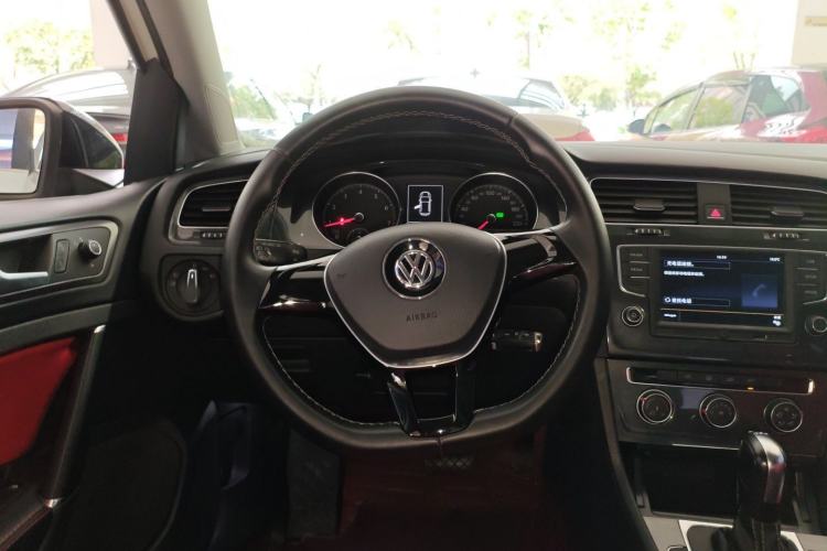 Used Volkswagen Golf 2017 230TSI Automatic Comfort Edition – Celebrating Milestone of One Million Units Steering Wheel