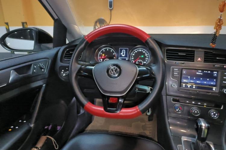 Used Volkswagen Golf 2017 230TSI Automatic Comfort Edition – Celebrating Milestone of One Million Units Steering Wheel