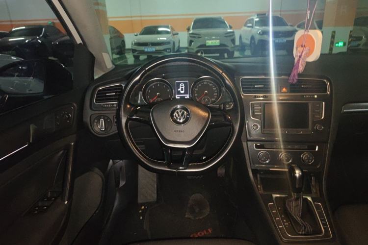 Used Volkswagen Golf 2017 230TSI Automatic Comfort Edition – Celebrating Milestone of One Million Units Steering Wheel