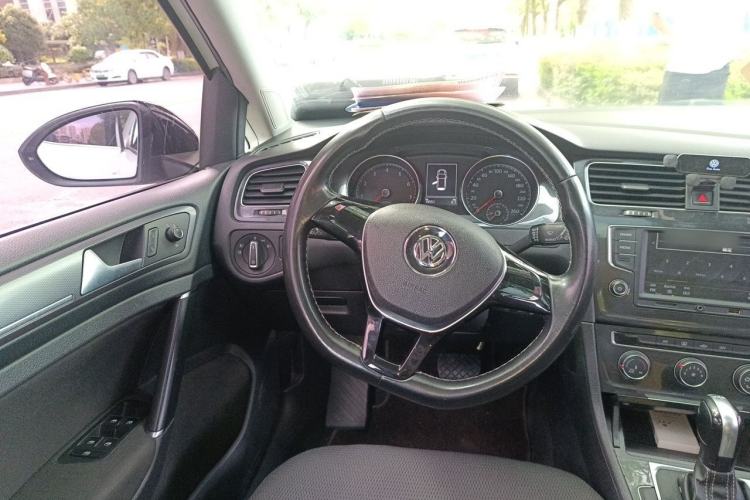 Used Volkswagen Golf 2017 230TSI Automatic Comfort Edition – Celebrating Milestone of One Million Units Steering Wheel