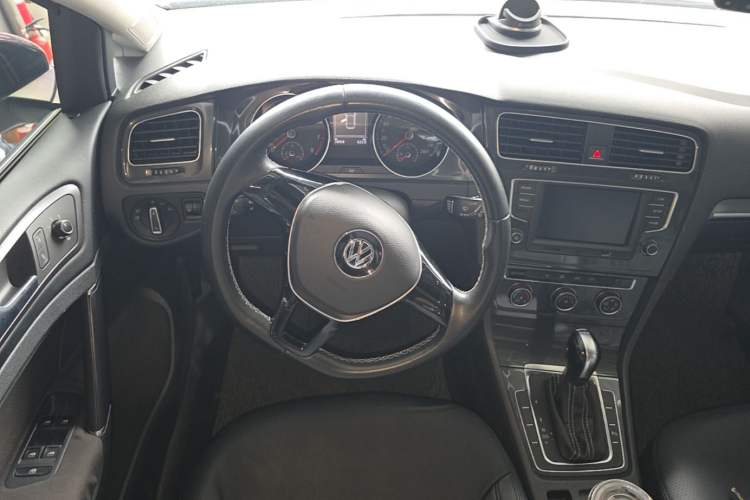 Used Volkswagen Golf 2017 230TSI Automatic Comfort Edition – Celebrating Milestone of One Million Units Steering Wheel