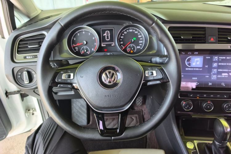 Used Volkswagen Golf 2017 230TSI Automatic Luxury Million-Vehicle Commemorative Edition Steering Wheel