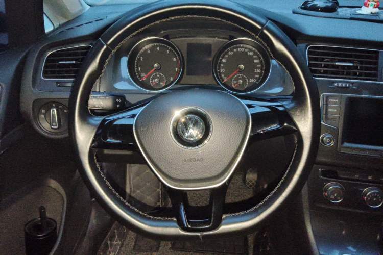 Used Volkswagen Golf 2017 230TSI Automatic Comfort Edition – Celebrating Milestone of One Million Units Steering Wheel
