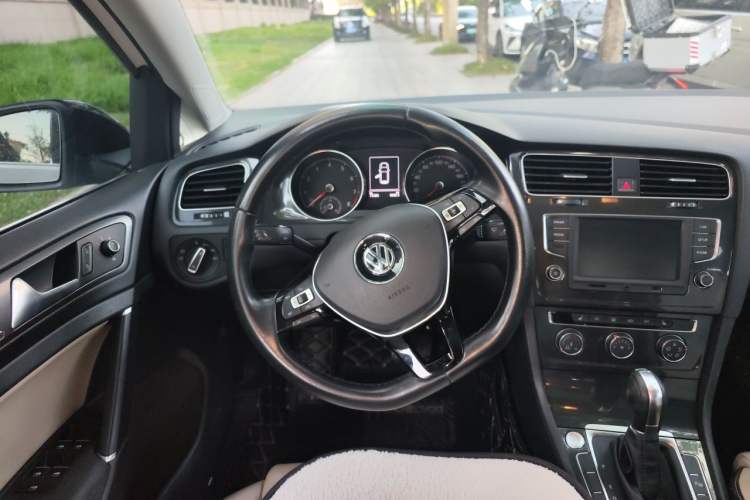 Used Volkswagen Golf 2017 230TSI Automatic Luxury Million-Vehicle Commemorative Edition Steering Wheel