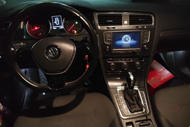 Used Volkswagen Golf 2017 230TSI Automatic Comfort Edition – Celebrating Milestone of One Million Units Steering Wheel