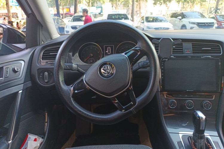 Used Volkswagen Golf 2017 230TSI Automatic Comfort Edition – Celebrating Milestone of One Million Units Steering Wheel