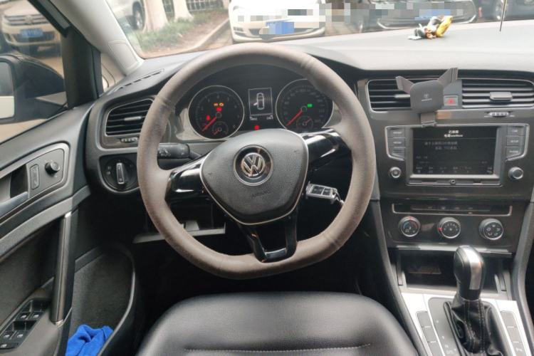 Used Volkswagen Golf 2017 1.6L Automatic Comfort Million-Vehicle Anniversary Edition Steering Wheel
