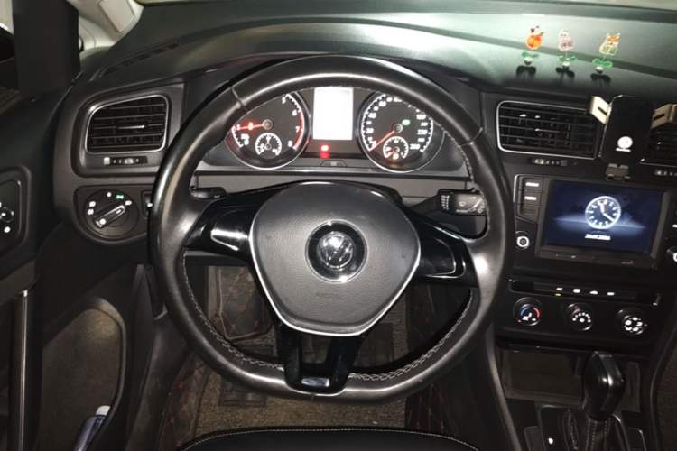 Used Volkswagen Golf 2017 230TSI Automatic Comfort Edition – Celebrating Milestone of One Million Units Steering Wheel