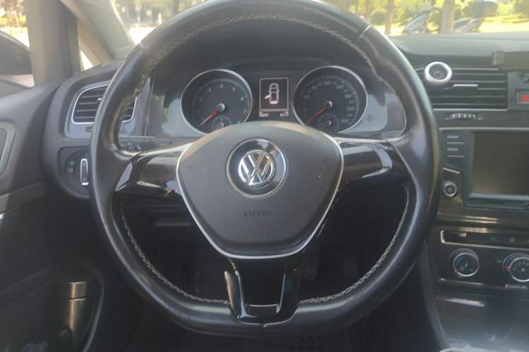 Used Volkswagen Golf 2017 1.6L Automatic Comfort Million-Vehicle Anniversary Edition Steering Wheel
