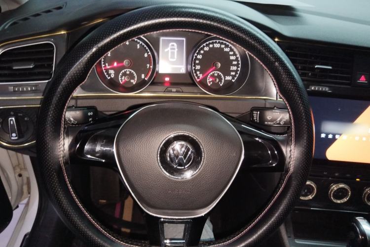 Used Volkswagen Golf 2017 230TSI Automatic Comfort Edition – Celebrating Milestone of One Million Units Steering Wheel