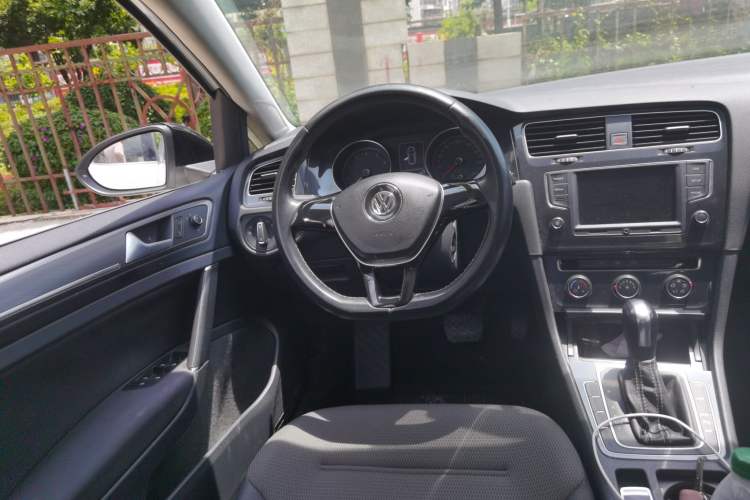 Used Volkswagen Golf 2017 1.6L Automatic Comfort Million-Vehicle Anniversary Edition Steering Wheel