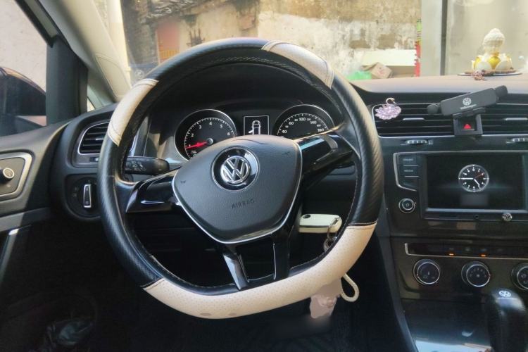 Used Volkswagen Golf 2017 230TSI Automatic Comfort Edition – Celebrating Milestone of One Million Units Steering Wheel