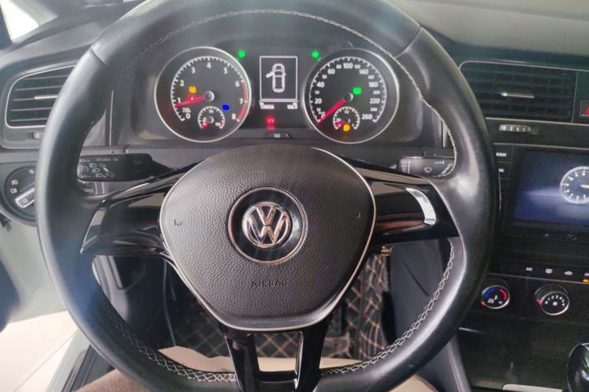 Used Volkswagen Golf 2017 230TSI Automatic Comfort Edition – Celebrating Milestone of One Million Units Steering Wheel