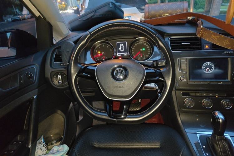 Used Volkswagen Golf 2017 230TSI Automatic Comfort Edition – Celebrating Milestone of One Million Units Steering Wheel