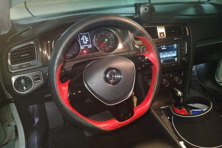 Used Volkswagen Golf 2017 1.6L Automatic Comfort Million-Vehicle Anniversary Edition Steering Wheel