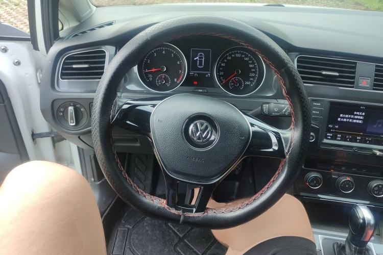 Used Volkswagen Golf 2017 230TSI Automatic Comfort Edition – Celebrating Milestone of One Million Units Steering Wheel