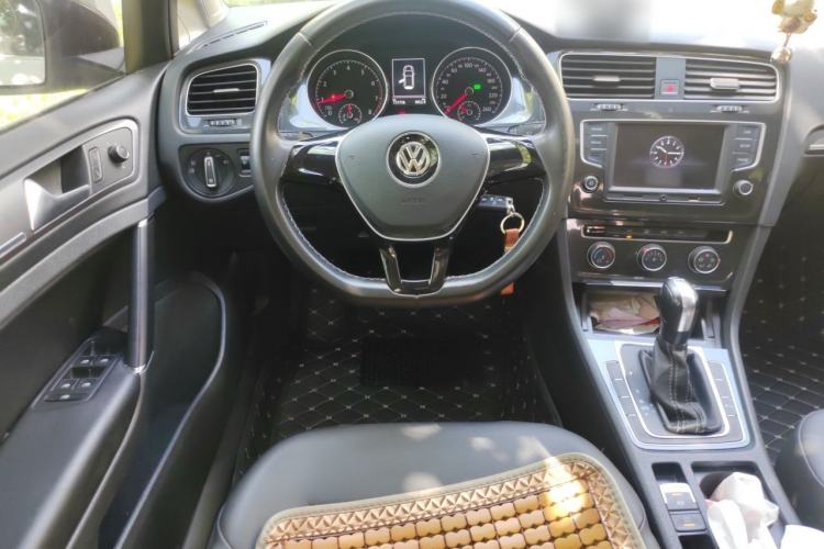Used Volkswagen Golf 2017 230TSI Automatic Comfort Edition – Celebrating Milestone of One Million Units Steering Wheel