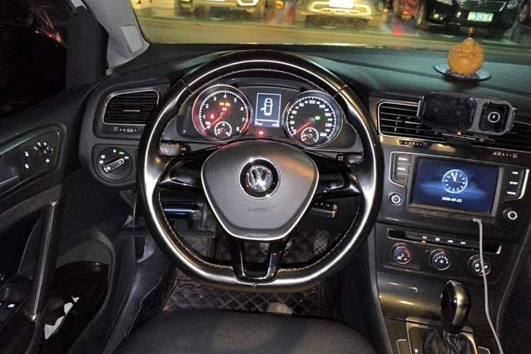 Used Volkswagen Golf 2017 230TSI Automatic Comfort Edition – Celebrating Milestone of One Million Units Steering Wheel