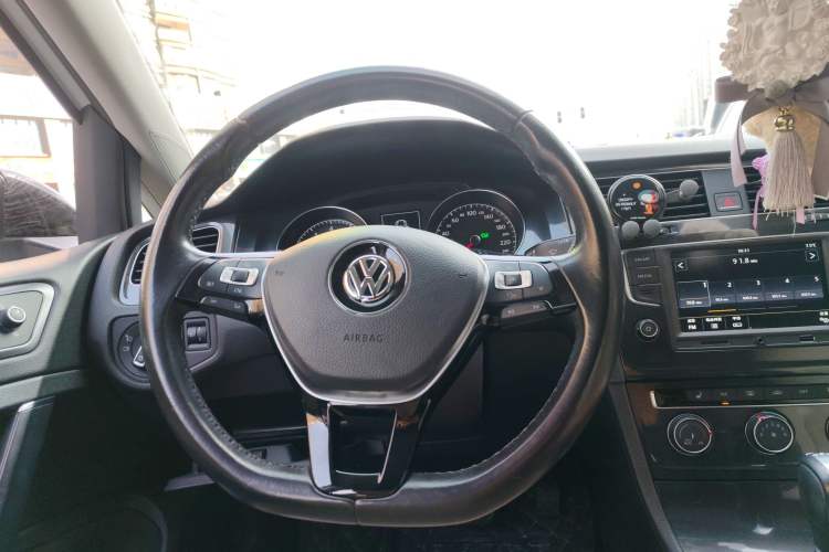 Used Volkswagen Golf 2017 230TSI Automatic Luxury Million-Vehicle Commemorative Edition Steering Wheel