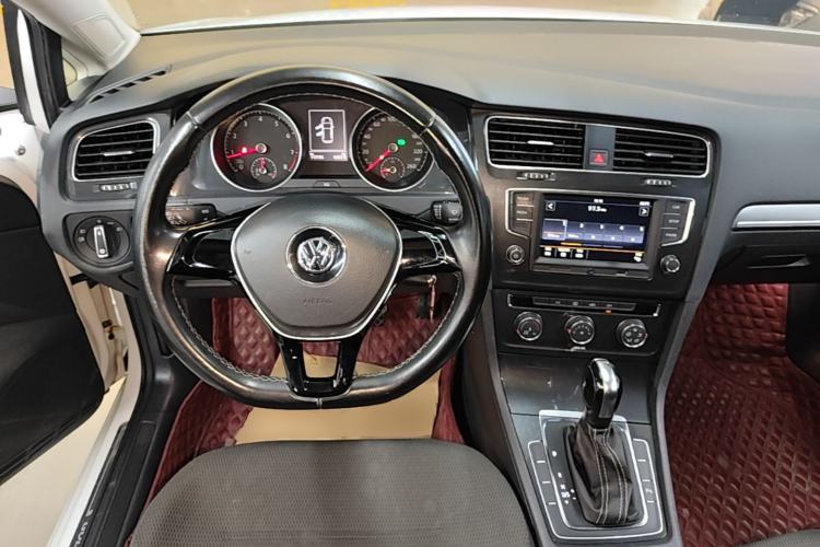 Used Volkswagen Golf 2017 230TSI Automatic Comfort Edition – Celebrating Milestone of One Million Units Steering Wheel