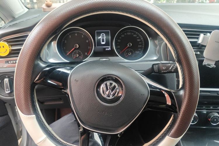 Used Volkswagen Golf 2017 230TSI Automatic Comfort Edition – Celebrating Milestone of One Million Units Steering Wheel